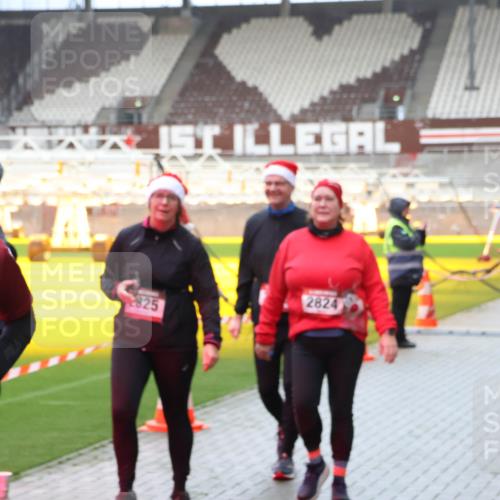 07.12.2025 - St. Pauli X-Mass-Run No. 15 Luisa Fischer http://msf.ph/oto/9388876 07.12.2025 11:57:59 Ziel 825, 2824, 1327, 1836, 1877, 2228, 2496, 2811, 3444, 3452, 3480, 3847, 3852, 3993, 4125 meine-sportfotos.de