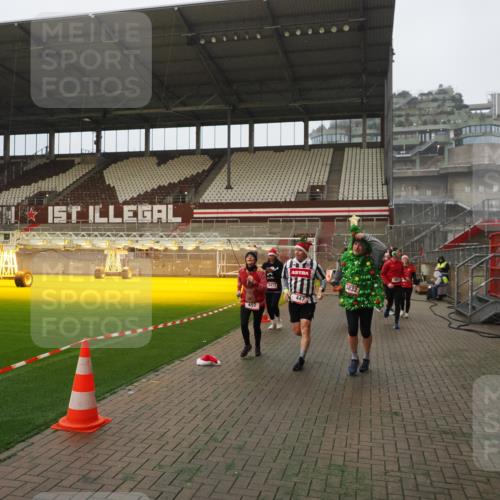 07.12.2025 - St. Pauli X-Mass-Run No. 15 Fabian Wolf http://msf.ph/oto/9388877 07.12.2025 10:20:27 Ziel 447, 452, 461, 478, 2187, 2855, 3473, 3832, 4116, 4490, 4503, 4523 meine-sportfotos.de