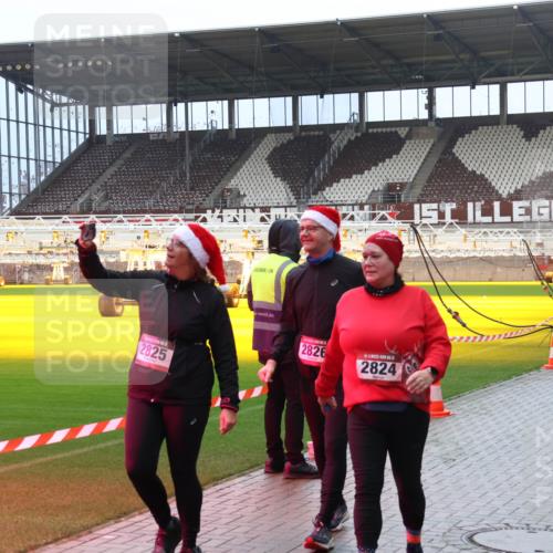 07.12.2025 - St. Pauli X-Mass-Run No. 15 Luisa Fischer http://msf.ph/oto/9388889 07.12.2025 11:58:02 Ziel 2825, 2826, 2824, 1327, 2228, 2496, 2811, 3444, 3452, 3480, 3847, 3852, 3993, 4125 meine-sportfotos.de