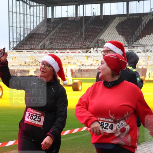 07.12.2025 - St. Pauli X-Mass-Run No. 15 Luisa Fischer http://msf.ph/oto/9388893 07.12.2025 11:58:04 Ziel 15, 2825, 15, 824, 00, 1327, 2228, 2811, 3444, 3452, 3480, 3847, 3852, 3993, 4125 meine-sportfotos.de