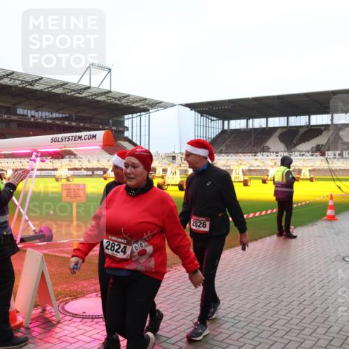 07.12.2025 - St. Pauli X-Mass-Run No. 15 Luisa Fischer http://msf.ph/oto/9388897 07.12.2025 11:58:06 Ziel 30, 2824, 2826, 1327, 2228, 2811, 3444, 3452, 3480, 3847, 3852, 3993, 4125 meine-sportfotos.de