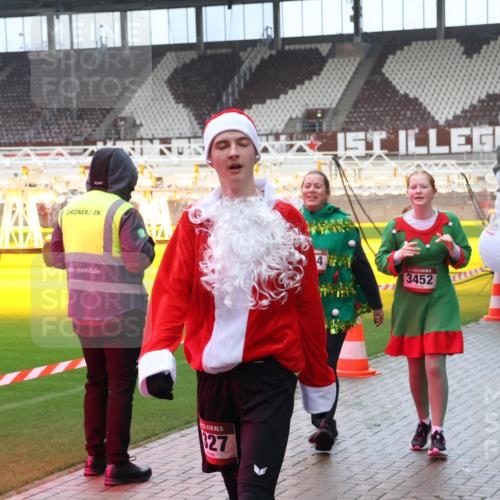 07.12.2025 - St. Pauli X-Mass-Run No. 15 Luisa Fischer http://msf.ph/oto/9388911 07.12.2025 11:58:16 Ziel 15, 27, 3452, 1327, 2228, 2811, 3444, 3452, 3480, 3801, 3817, 3847, 3852, 3993, 4125, 4218, 4240 meine-sportfotos.de