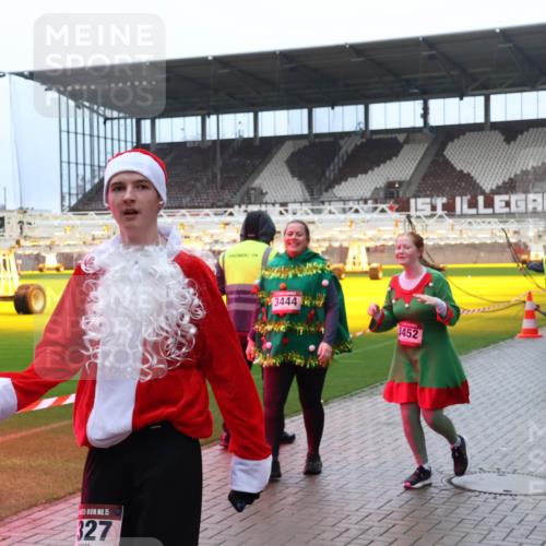 07.12.2025 - St. Pauli X-Mass-Run No. 15 Luisa Fischer http://msf.ph/oto/9388917 07.12.2025 11:58:18 Ziel 15, 327, 3444, 3452, 1327, 2228, 3444, 3452, 3480, 3801, 3817, 3847, 3852, 3993, 4125, 4218, 4240 meine-sportfotos.de
