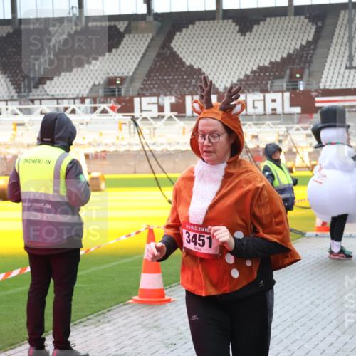 07.12.2025 - St. Pauli X-Mass-Run No. 15 Luisa Fischer http://msf.ph/oto/9388932 07.12.2025 11:58:23 Ziel 3451, 222, 2228, 3444, 3452, 3480, 3801, 3817, 3847, 3852, 3993, 4125, 4218, 4240 meine-sportfotos.de