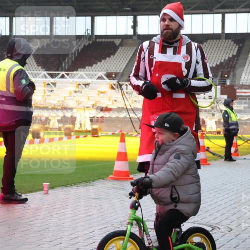 07.12.2025 - St. Pauli X-Mass-Run No. 15 Luisa Fischer http://msf.ph/oto/9388948 07.12.2025 11:58:36 Ziel 1151, 1909, 1914, 3150, 3457, 3661, 3801, 3817, 4057, 4218, 4240, 4721 meine-sportfotos.de