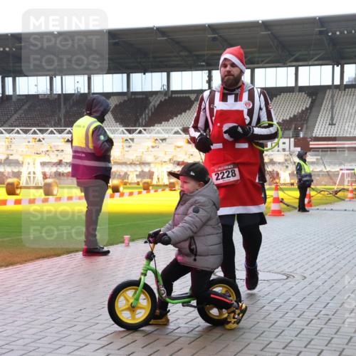 07.12.2025 - St. Pauli X-Mass-Run No. 15 Luisa Fischer http://msf.ph/oto/9388949 07.12.2025 11:58:37 Ziel 2228, 163, 1151, 1909, 1914, 3150, 3457, 3661, 3801, 3817, 4057, 4218, 4240, 4721 meine-sportfotos.de