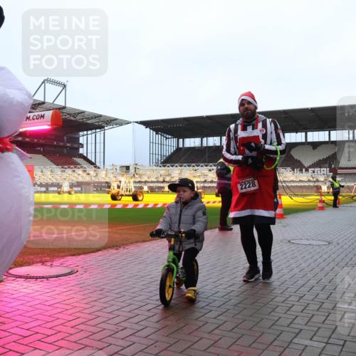 07.12.2025 - St. Pauli X-Mass-Run No. 15 Luisa Fischer http://msf.ph/oto/9388955 07.12.2025 11:58:38 Ziel 2228, 163, 1151, 1909, 1914, 3150, 3457, 3661, 3801, 3817, 4057, 4218, 4240, 4721 meine-sportfotos.de