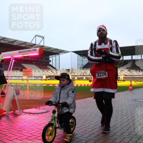 07.12.2025 - St. Pauli X-Mass-Run No. 15 Luisa Fischer http://msf.ph/oto/9388959 07.12.2025 11:58:39 Ziel 30, 2228, 163, 1151, 1909, 1914, 3150, 3457, 3661, 3801, 3817, 4057, 4218, 4240, 4721 meine-sportfotos.de