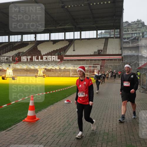 07.12.2025 - St. Pauli X-Mass-Run No. 15 Fabian Wolf http://msf.ph/oto/9388960 07.12.2025 10:20:34 Ziel 447, 452, 461, 478, 1016, 1076, 1466, 2187, 3473, 3832, 4116, 4490, 4523 meine-sportfotos.de