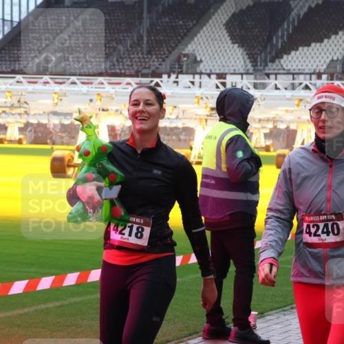 07.12.2025 - St. Pauli X-Mass-Run No. 15 Luisa Fischer http://msf.ph/oto/9388964 07.12.2025 11:58:56 Ziel 15, 44218, 15, 4240, 163, 409, 413, 415, 419, 589, 1151, 1909, 1914, 3150, 3192, 3457, 3533, 3661, 3801, 3817, 4057, 4218, 4240, 4312, 4505, 4721 meine-sportfotos.de