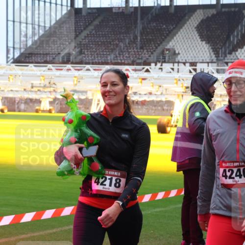07.12.2025 - St. Pauli X-Mass-Run No. 15 Luisa Fischer http://msf.ph/oto/9388966 07.12.2025 11:58:56 Ziel 15, 4218, 4240, 163, 409, 413, 415, 419, 589, 1151, 1909, 1914, 3150, 3192, 3457, 3533, 3661, 3801, 3817, 4057, 4218, 4240, 4312, 4505, 4721 meine-sportfotos.de