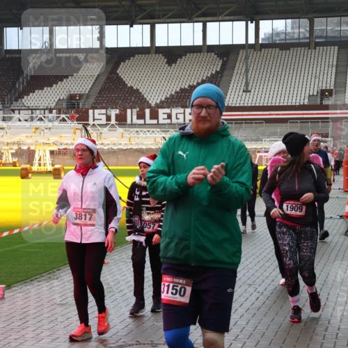 07.12.2025 - St. Pauli X-Mass-Run No. 15 Luisa Fischer http://msf.ph/oto/9388971 07.12.2025 11:59:00 Ziel 3817, 057, 15, 150, 1909, 163, 409, 413, 415, 419, 589, 1151, 1909, 1914, 3150, 3192, 3457, 3533, 3661, 3817, 4057, 4312, 4505, 4721 meine-sportfotos.de