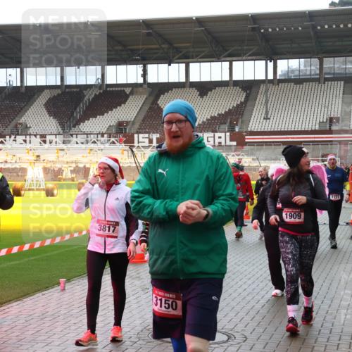 07.12.2025 - St. Pauli X-Mass-Run No. 15 Luisa Fischer http://msf.ph/oto/9388973 07.12.2025 11:59:01 Ziel 3817, 3150, 1909, 1151, 163, 409, 413, 415, 419, 589, 1151, 1909, 1914, 3150, 3192, 3457, 3533, 3661, 4057, 4312, 4505, 4721 meine-sportfotos.de