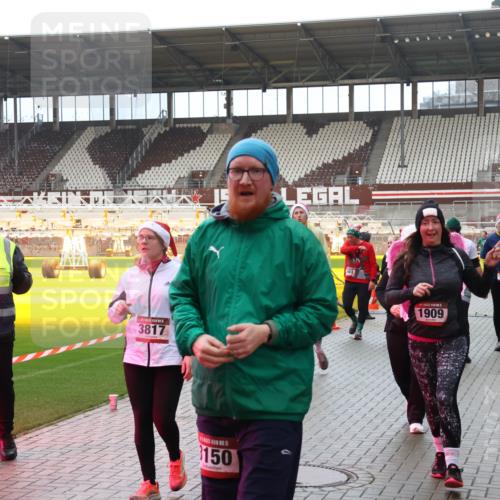 07.12.2025 - St. Pauli X-Mass-Run No. 15 Luisa Fischer http://msf.ph/oto/9388975 07.12.2025 11:59:01 Ziel 6709, 3817, 15, 150, 661, 1909, 1151, 163, 409, 413, 415, 419, 589, 1151, 1909, 1914, 3150, 3192, 3457, 3533, 3661, 4057, 4312, 4505, 4721 meine-sportfotos.de