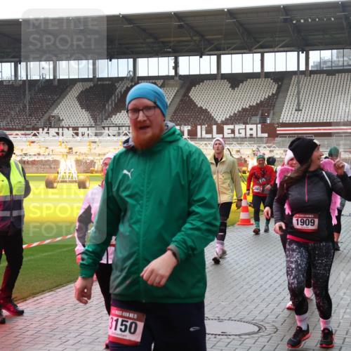 07.12.2025 - St. Pauli X-Mass-Run No. 15 Luisa Fischer http://msf.ph/oto/9388976 07.12.2025 11:59:02 Ziel 670, 15, 3150, 3661, 1909, 1151, 163, 409, 413, 415, 419, 589, 1151, 1909, 1914, 3150, 3192, 3457, 3533, 3661, 4057, 4312, 4505, 4721 meine-sportfotos.de