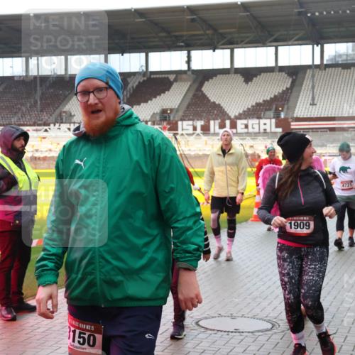 07.12.2025 - St. Pauli X-Mass-Run No. 15 Luisa Fischer http://msf.ph/oto/9388978 07.12.2025 11:59:02 Ziel 15, 150, 1909, 4721, 1151, 163, 409, 413, 415, 419, 589, 1151, 1909, 1914, 3150, 3192, 3457, 3533, 3661, 4057, 4312, 4505, 4721 meine-sportfotos.de