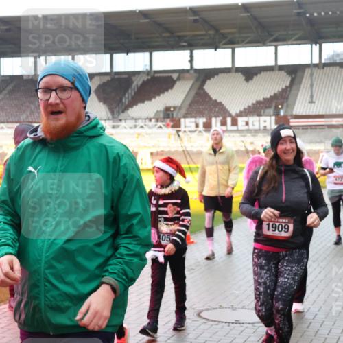 07.12.2025 - St. Pauli X-Mass-Run No. 15 Luisa Fischer http://msf.ph/oto/9388979 07.12.2025 11:59:02 Ziel 05, 1909, 4721, 163, 409, 413, 415, 419, 589, 1151, 1909, 1914, 3150, 3192, 3457, 3533, 3661, 4057, 4312, 4505, 4721 meine-sportfotos.de