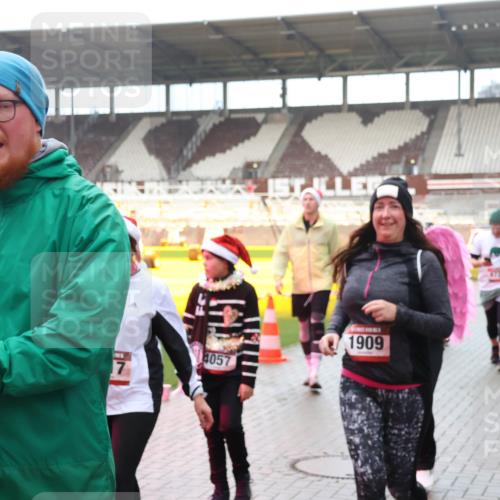 07.12.2025 - St. Pauli X-Mass-Run No. 15 Luisa Fischer http://msf.ph/oto/9388981 07.12.2025 11:59:03 Ziel 7, 4057, 1909, 163, 409, 413, 415, 419, 589, 1151, 1777, 1909, 1914, 3150, 3192, 3457, 3533, 3661, 4057, 4312, 4505, 4721 meine-sportfotos.de