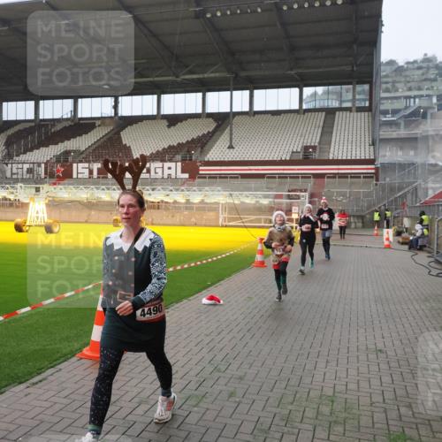 07.12.2025 - St. Pauli X-Mass-Run No. 15 Fabian Wolf http://msf.ph/oto/9388985 07.12.2025 10:20:39 Ziel 392, 447, 452, 461, 478, 1016, 1076, 1466, 2187, 3473, 3832, 4490, 4517 meine-sportfotos.de