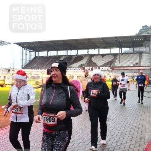 07.12.2025 - St. Pauli X-Mass-Run No. 15 Luisa Fischer http://msf.ph/oto/9388986 07.12.2025 11:59:04 Ziel 6817, 15, 1909, 5457, 4721, 1151, 163, 409, 413, 415, 419, 589, 1151, 1777, 1909, 1914, 3150, 3192, 3457, 3533, 3661, 4057, 4312, 4505, 4721 meine-sportfotos.de