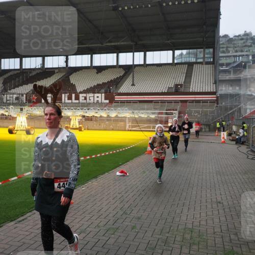 07.12.2025 - St. Pauli X-Mass-Run No. 15 Fabian Wolf http://msf.ph/oto/9388989 07.12.2025 10:20:40 Ziel 392, 447, 452, 461, 478, 1016, 1076, 1466, 2187, 3473, 3832, 4490, 4517 meine-sportfotos.de