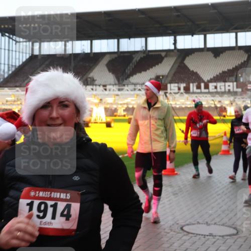 07.12.2025 - St. Pauli X-Mass-Run No. 15 Luisa Fischer http://msf.ph/oto/9388990 07.12.2025 11:59:05 Ziel 15, 553, 1914, 4721, 163, 409, 413, 415, 419, 589, 1151, 1777, 1909, 1914, 3150, 3192, 3457, 3533, 3661, 4057, 4312, 4505, 4721 meine-sportfotos.de