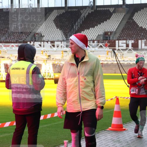 07.12.2025 - St. Pauli X-Mass-Run No. 15 Luisa Fischer http://msf.ph/oto/9388991 07.12.2025 11:59:06 Ziel 3661, 163, 409, 413, 415, 419, 589, 1151, 1777, 1909, 1914, 3150, 3192, 3457, 3533, 3661, 4057, 4312, 4505, 4721 meine-sportfotos.de