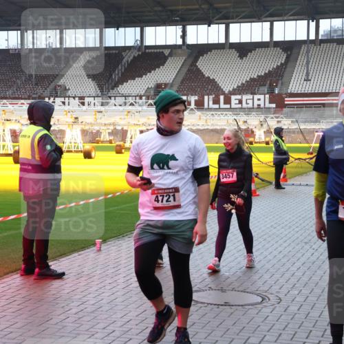 07.12.2025 - St. Pauli X-Mass-Run No. 15 Luisa Fischer http://msf.ph/oto/9389002 07.12.2025 11:59:09 Ziel 5, 4721, 3457, 54, 28, 18, 09, 50, 15, 1151, 163, 409, 413, 415, 419, 589, 1151, 1777, 1909, 1914, 3150, 3192, 3457, 3533, 3661, 4057, 4312, 4505, 4721 meine-sportfotos.de