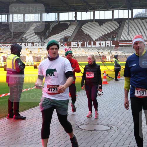 07.12.2025 - St. Pauli X-Mass-Run No. 15 Luisa Fischer http://msf.ph/oto/9389003 07.12.2025 11:59:09 Ziel 4721, 3457, 54, 28, 18, 09, 50, 15, 1151, 163, 409, 413, 415, 419, 589, 1151, 1777, 1909, 1914, 3150, 3192, 3457, 3533, 3661, 4057, 4312, 4505, 4721 meine-sportfotos.de