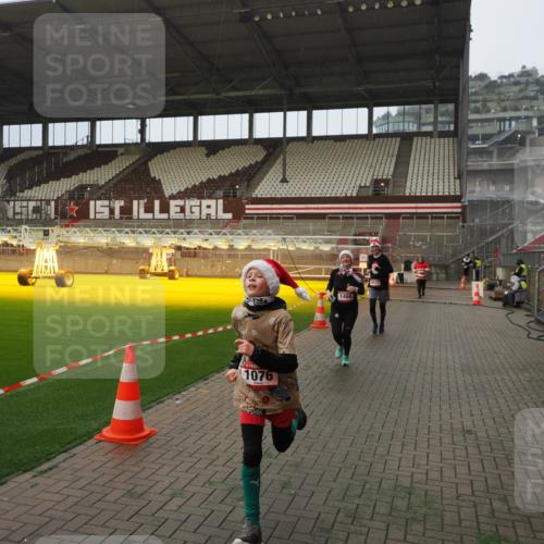 07.12.2025 - St. Pauli X-Mass-Run No. 15 Fabian Wolf http://msf.ph/oto/9389008 07.12.2025 10:20:41 Ziel 392, 447, 452, 461, 478, 1016, 1076, 1466, 2187, 3473, 4490, 4517 meine-sportfotos.de