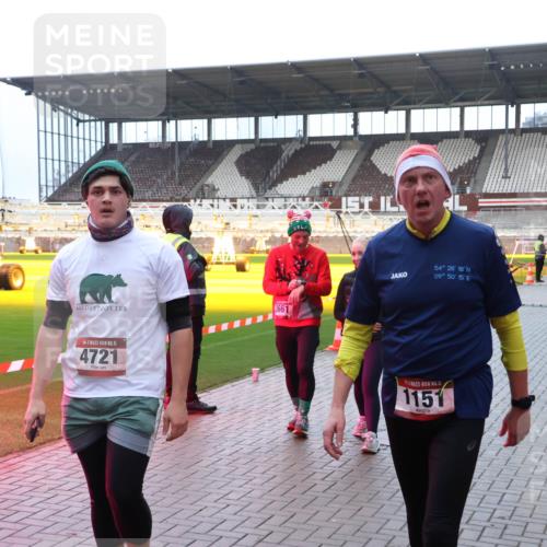 07.12.2025 - St. Pauli X-Mass-Run No. 15 Luisa Fischer http://msf.ph/oto/9389009 07.12.2025 11:59:10 Ziel 15, 4721, 3661, 54, 28, 18, 09, 50, 15, 1151, 163, 409, 413, 415, 419, 589, 1151, 1777, 1909, 1914, 3150, 3192, 3457, 3533, 3661, 4057, 4312, 4505, 4721, 4733 meine-sportfotos.de