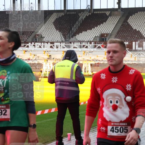 07.12.2025 - St. Pauli X-Mass-Run No. 15 Luisa Fischer http://msf.ph/oto/9389034 07.12.2025 11:59:32 Ziel 3192, 4505, 409, 413, 415, 419, 589, 862, 1337, 1406, 1777, 3192, 3533, 4242, 4312, 4505, 4733, 4749, 4790 meine-sportfotos.de