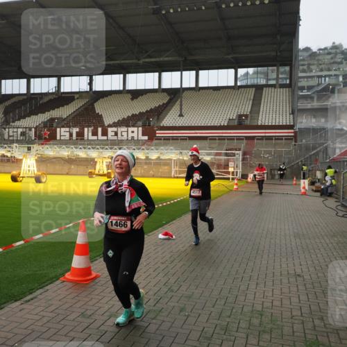 07.12.2025 - St. Pauli X-Mass-Run No. 15 Fabian Wolf http://msf.ph/oto/9389036 07.12.2025 10:20:42 Ziel 392, 461, 478, 1016, 1076, 1466, 2187, 4490, 4517 meine-sportfotos.de