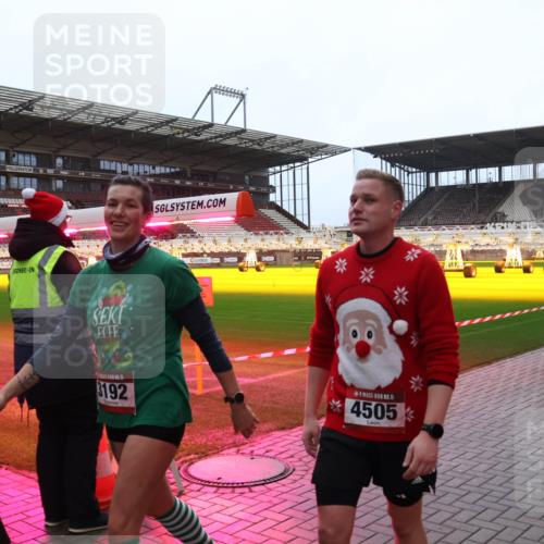 07.12.2025 - St. Pauli X-Mass-Run No. 15 Luisa Fischer http://msf.ph/oto/9389042 07.12.2025 11:59:34 Ziel 30, 192, 15, 4505, 409, 413, 415, 419, 589, 862, 1337, 1406, 1777, 3533, 4242, 4312, 4733, 4749, 4790 meine-sportfotos.de