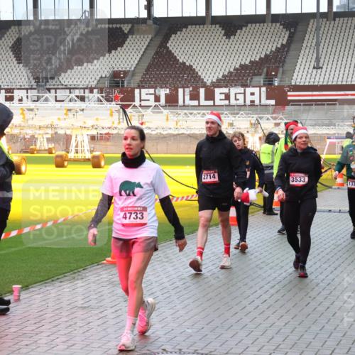 07.12.2025 - St. Pauli X-Mass-Run No. 15 Luisa Fischer http://msf.ph/oto/9389074 07.12.2025 12:00:01 Ziel 4733, 2714, 3533, 1337, 1749, 862, 1337, 1406, 1864, 1865, 1868, 2627, 2630, 2741, 4242, 4306, 4744, 4754, 4790 meine-sportfotos.de