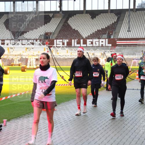07.12.2025 - St. Pauli X-Mass-Run No. 15 Luisa Fischer http://msf.ph/oto/9389076 07.12.2025 12:00:02 Ziel 2714, 862, 3533, 1337, 4749, 862, 1337, 1406, 1864, 1865, 1868, 2627, 2630, 2741, 4242, 4306, 4744, 4754, 4790 meine-sportfotos.de