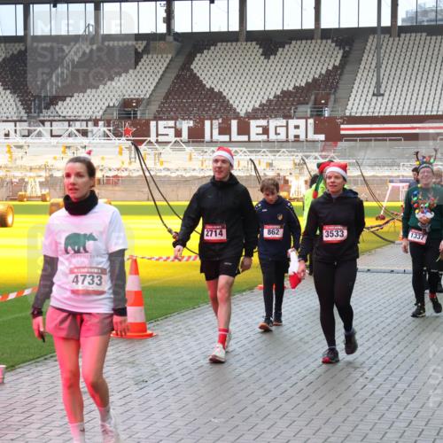 07.12.2025 - St. Pauli X-Mass-Run No. 15 Luisa Fischer http://msf.ph/oto/9389077 07.12.2025 12:00:02 Ziel 4733, 2714, 862, 3533, 1337, 4749, 862, 1337, 1406, 1864, 1865, 1868, 2627, 2630, 2741, 4242, 4306, 4744, 4754, 4790 meine-sportfotos.de
