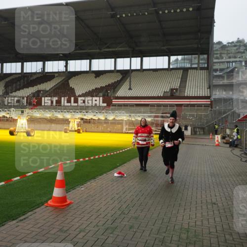07.12.2025 - St. Pauli X-Mass-Run No. 15 Fabian Wolf http://msf.ph/oto/9389078 07.12.2025 10:20:51 Ziel 392, 1016, 1076, 1466, 2799, 4517 meine-sportfotos.de