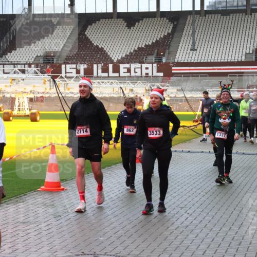 07.12.2025 - St. Pauli X-Mass-Run No. 15 Luisa Fischer http://msf.ph/oto/9389080 07.12.2025 12:00:03 Ziel 15, 473, 2714, 862, 3533, 1337, 4749, 4306, 862, 1337, 1406, 1864, 1865, 1868, 2627, 2630, 2741, 4242, 4306, 4744, 4754, 4790 meine-sportfotos.de