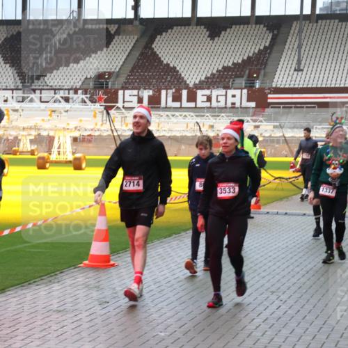07.12.2025 - St. Pauli X-Mass-Run No. 15 Luisa Fischer http://msf.ph/oto/9389081 07.12.2025 12:00:03 Ziel 4733, 1, 2714, 8, 1337, 3533, 862, 1337, 1406, 1864, 1865, 1868, 2627, 2630, 2741, 4242, 4306, 4744, 4754, 4790 meine-sportfotos.de