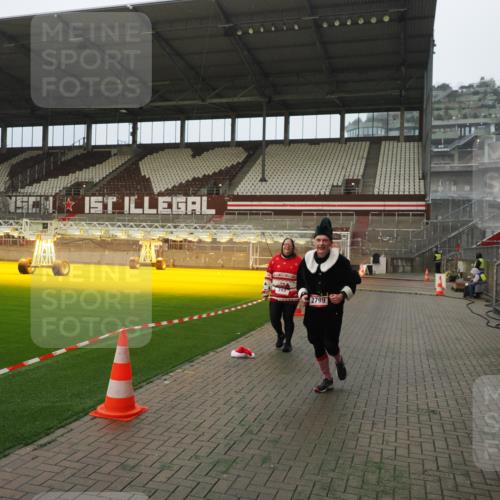 07.12.2025 - St. Pauli X-Mass-Run No. 15 Fabian Wolf http://msf.ph/oto/9389085 07.12.2025 10:20:51 Ziel 392, 1016, 1076, 1466, 2799, 4517 meine-sportfotos.de