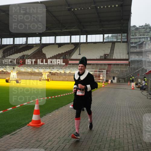 07.12.2025 - St. Pauli X-Mass-Run No. 15 Fabian Wolf http://msf.ph/oto/9389095 07.12.2025 10:20:52 Ziel 392, 1016, 1076, 1466, 2799, 4517 meine-sportfotos.de