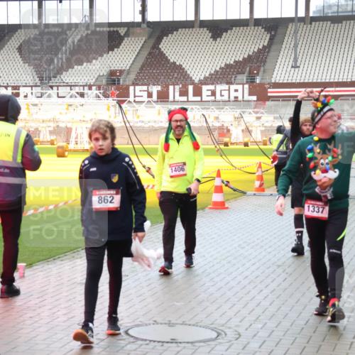 07.12.2025 - St. Pauli X-Mass-Run No. 15 Luisa Fischer http://msf.ph/oto/9389099 07.12.2025 12:00:07 Ziel 862, 1406, 1337, 1864, 1860, 862, 1337, 1406, 1864, 1865, 1868, 2627, 2630, 2741, 4242, 4306, 4744, 4754, 4790 meine-sportfotos.de