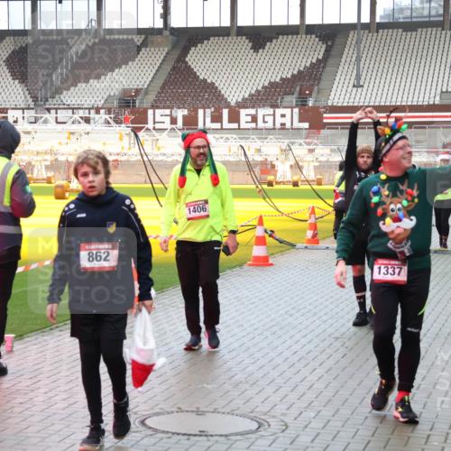 07.12.2025 - St. Pauli X-Mass-Run No. 15 Luisa Fischer http://msf.ph/oto/9389100 07.12.2025 12:00:08 Ziel 862, 1406, 1337, 1864, 430, 1865, 862, 1337, 1406, 1864, 1865, 1868, 2627, 2630, 2741, 4242, 4306, 4744, 4754, 4790 meine-sportfotos.de