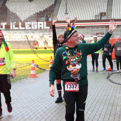 07.12.2025 - St. Pauli X-Mass-Run No. 15 Luisa Fischer http://msf.ph/oto/9389104 07.12.2025 12:00:09 Ziel 1406, 15, 1337, 868, 1864, 430, 1865, 862, 1864, 1865, 1868, 2627, 2630, 2741, 4242, 4306, 4744, 4754, 4790 meine-sportfotos.de