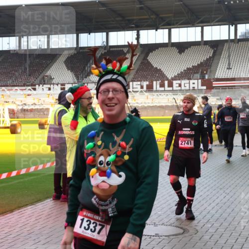 07.12.2025 - St. Pauli X-Mass-Run No. 15 Luisa Fischer http://msf.ph/oto/9389115 07.12.2025 12:00:11 Ziel 1337, 2741, 1749, 1864, 2630, 1865, 1868, 1864, 1865, 1868, 2627, 2630, 2741, 4242, 4306, 4743, 4744, 4752, 4754, 4790 meine-sportfotos.de