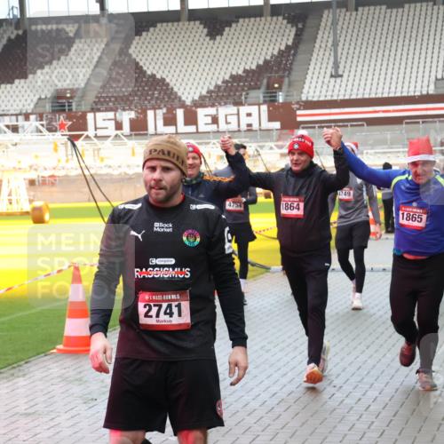 07.12.2025 - St. Pauli X-Mass-Run No. 15 Luisa Fischer http://msf.ph/oto/9389124 07.12.2025 12:00:13 Ziel 15, 2741, 4749, 2630, 4754, 1864, 1865, 4306, 1864, 1865, 1868, 2627, 2630, 2741, 4242, 4306, 4743, 4744, 4752, 4754 meine-sportfotos.de
