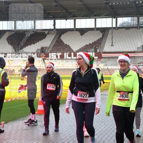 07.12.2025 - St. Pauli X-Mass-Run No. 15 Luisa Fischer http://msf.ph/oto/9389136 07.12.2025 12:00:21 Ziel 2630, 4744, 2627, 1864, 1865, 1868, 2627, 2630, 2741, 4306, 4743, 4744, 4752, 4754 meine-sportfotos.de