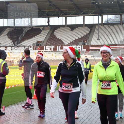 07.12.2025 - St. Pauli X-Mass-Run No. 15 Luisa Fischer http://msf.ph/oto/9389137 07.12.2025 12:00:21 Ziel 4744, 2627, 2630, 1864, 1865, 1868, 2627, 2630, 2741, 4306, 4743, 4744, 4752, 4754 meine-sportfotos.de