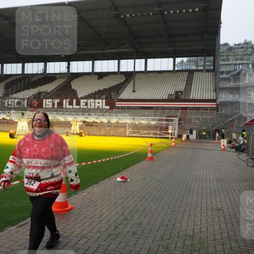 07.12.2025 - St. Pauli X-Mass-Run No. 15 Fabian Wolf http://msf.ph/oto/9389143 07.12.2025 10:20:55 Ziel 392, 2799, 4517 meine-sportfotos.de